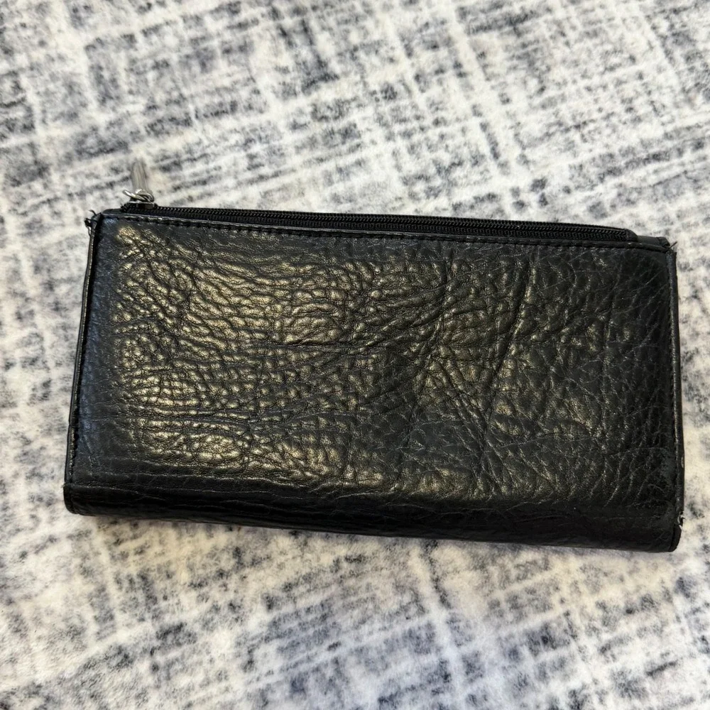 Kenneth Cole Reaction Black Leather Trifold Wallet with Logo Plaque